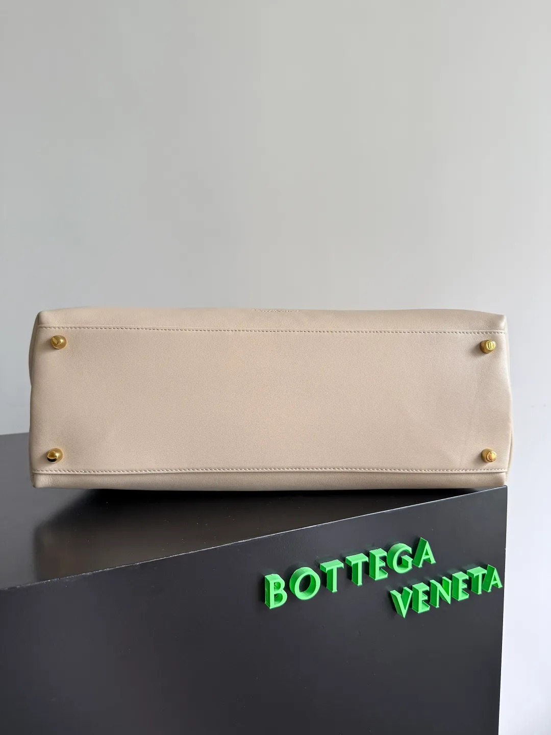 Batch 3160 BottegaVeneta Latest Ciao Ciao Bag Silky cowhide two-way flap handbag with signature twist detail, hidden hook closure, flap can be fastened to the front or attached to the INTRECCIATO woven internal pocket, comes with an adjustable and removable crossbody strap, internal compartment, and also features a zippered pocket. The surprise flap has various shapes. Style 1 - Cover the bag surface, exposing the knot and knot decoration. Style 2 - Place the flap inside the bag. A buckle is also designed. Style 3 - The U-shaped position of the top handle in the hand bag. Style No.: 826195 Size: 42*32*15cm